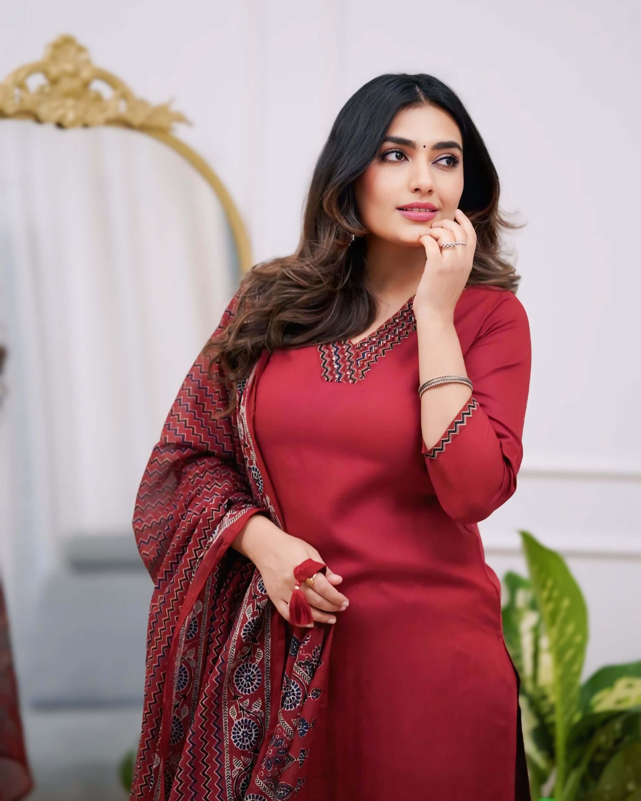Women Embrodairy  Stright Kurta Set