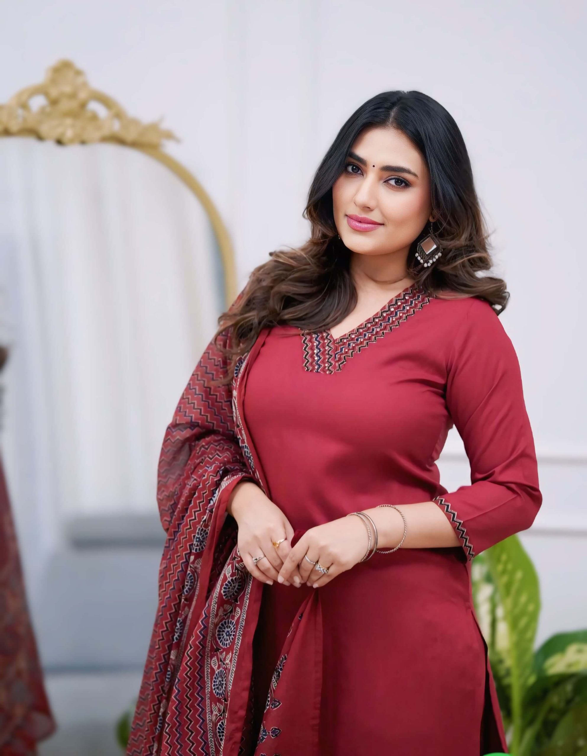 Women Embrodairy  Stright Kurta Set