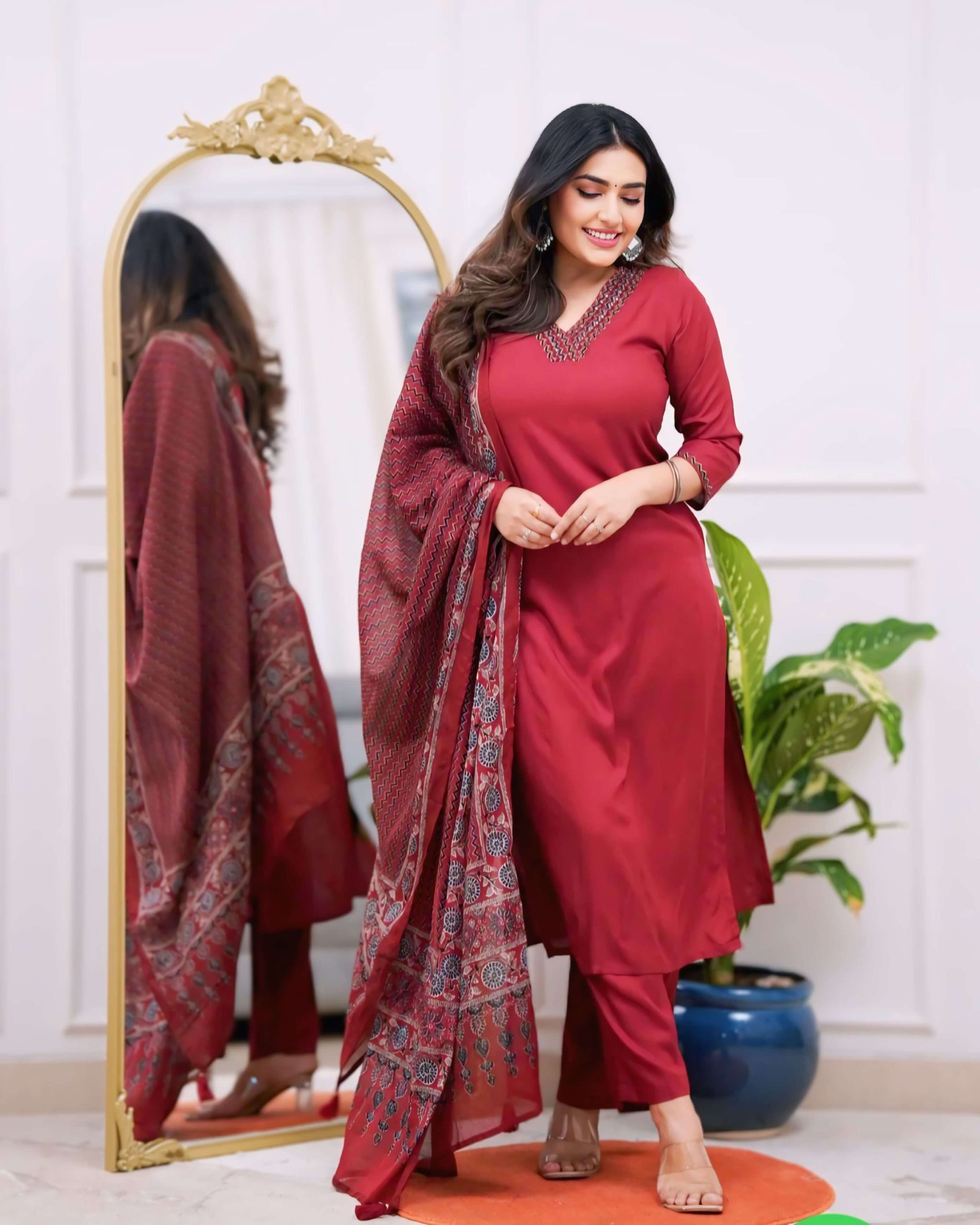 Women Embrodairy  Stright Kurta Set