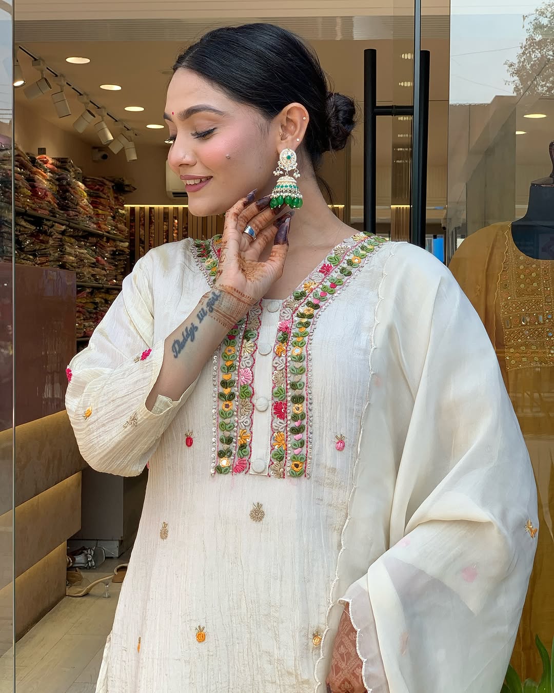 Women Embroidered Chinon Kurta Set