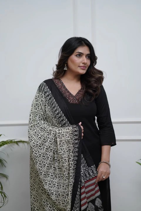 Women Embrodairy  Stright Kurta Set With duppata