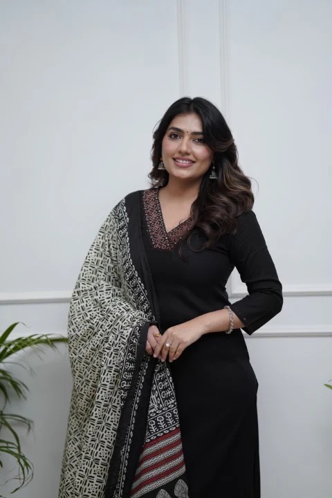 Women Embrodairy  Stright Kurta Set With duppata