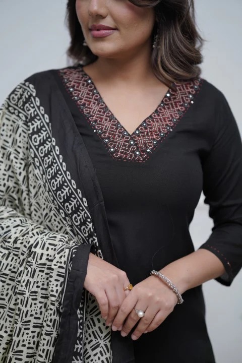 Women Embrodairy  Stright Kurta Set With duppata