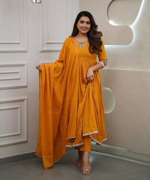 Women Embroidered kurta set