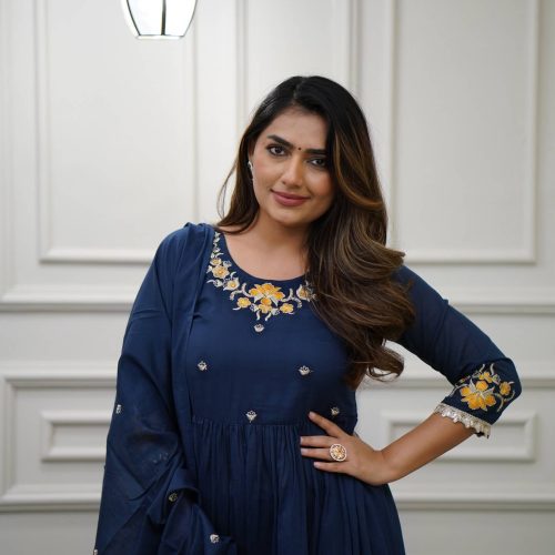 Women Embroidered kurta set